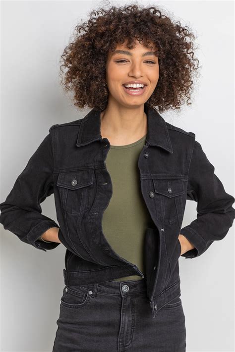 black denim jacket outfit women's.